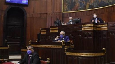 يلزم بعدم تسريح العمالة.. 