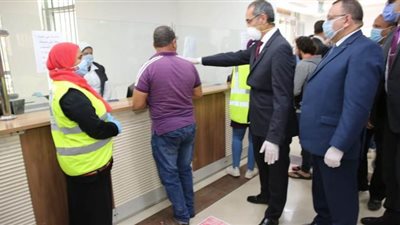 وزير الاتصالات يتفقد عددا من منافذ الهيئة القومية للبريد