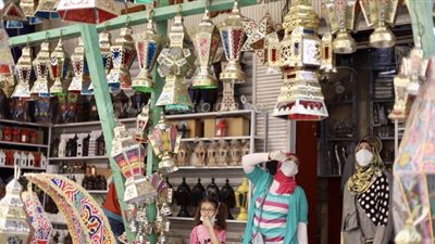 بالكمامة والجوانتي.. طقوس المصريين لشراء فوانيس رمضان فى زمن كورونا