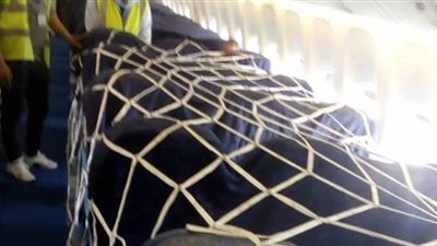 تجهيز طائرات الركاب للعمل في مجال الشحن بمطار القاهرة خلال حظر الطيران