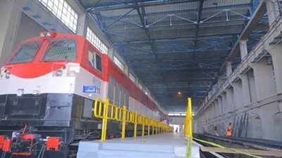 تعقيم جرارات السكك الحديد القادمة من أمريكا قبل استخدامها | فيديو