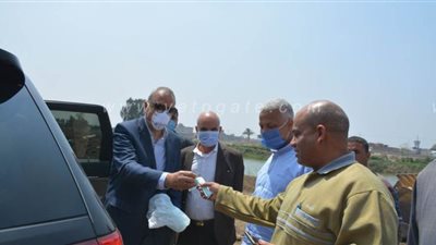 محافظ القليوبية يوزع الكمامات علي عمال مشروع طريق شركات البترول بمسطرد