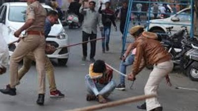 اشتباكات بالعصي بين الشرطة ورافضي الحجر الصحي في الهند | فيديو