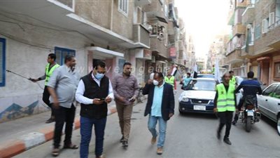 نائب المحافظ يتابع أعمال التعقيم والتطهير بشوارع مدينة قنا | صور