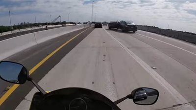 كاميرات المراقبة ترصد نجاة سائق دراجة نارية من الموت بأعجوبة | فيديو