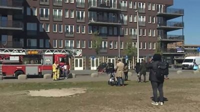 عائلة تودع مريضها المسن قبل لحظات من وفاته عبر سلم المطافئ | صور