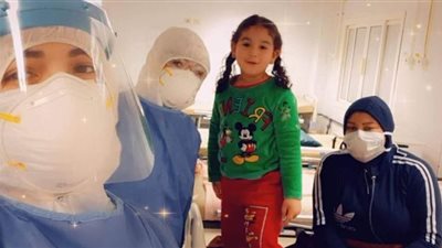 ملائكة الرحمة يحتفلون بأصغر متعافية من كورونا بالدقهلية ويهدونها فانوس رمضان | صور