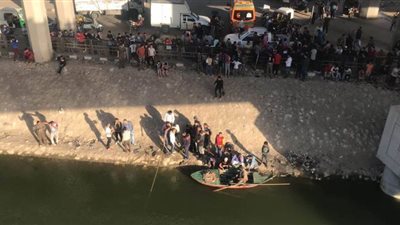 لحظة انتشال الإنقاذ النهري جثة طفل بالدقهلية | فيديو