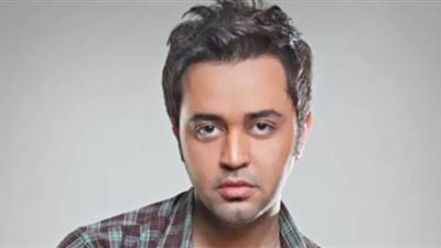 حاتم فهمي يغني ويحاور معجبيه لايف على فيسبوك وإنستجرام.. الأحد