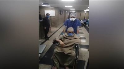 خروج متعافٍ من كورونا يبلغ 72 عامًا من مستشفى العزل بقها | فيديو
