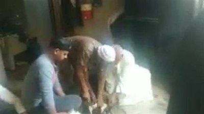 أسرة ممرض تذبح عجلا ابتهاجا بخلوه من كورونا بالخانكة | فيديو