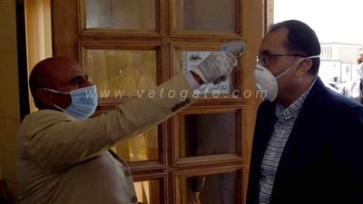 مدبولى يعبر من ممر التعقيم قبل جولته بالعاصمة الإدارية الجديدة | صور وفيديو