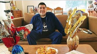 مارادونا: رفضت تخفيض أجور اللاعبين.. وأطالب الرياضيين بالمبادرات