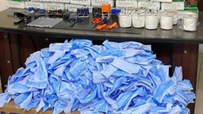 ضبط ترزى لتصنيعه 1600 كمامة ورداء طبى بدون تصريح بالتبين 