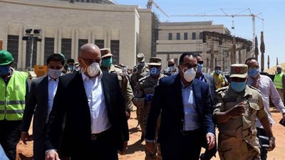 تفاصيل جولة رئيس الوزراء بالعاصمة الإدارية.. مدبولي يعبر من ممر تعقيم بعد فحص طبي قبل الزيارة.. ويتابع أعمال إنشاء مبنى الحكومة والبرلمان