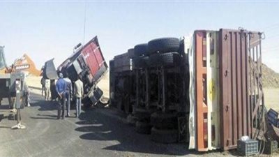 أنقلاب سيارة مقطورة محملة بـ 38 طن قمح في سوهاج