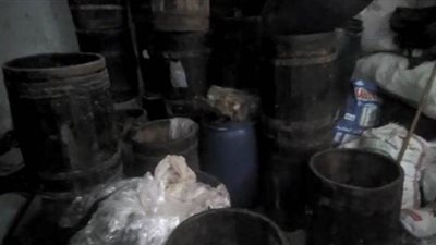 ضبط 1.2 طن أسماك مملحة فاسدة داخل محل شهير بوسط البلد | صور