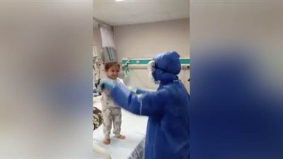 ممرضة بالحجر الصحي بقها تداعب الأطفال على أغنية 