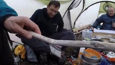 اكتشاف آثار تعود لآلاف السنين بعد ذوبان الجليد بالنرويج | فيديو