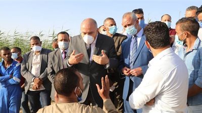 محافظ قنا يتفقد أحواض صرف صحي الغابات الشجرية بالجبلاو | صور