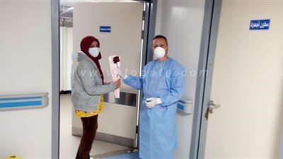 مستشفى النجيلة يوزع الورود على 