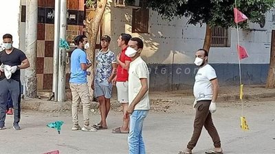 شباب نجع حمادي يعلقون زينة رمضان في الشوارع بالكمامة | صور