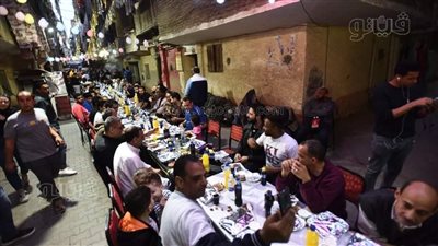 أطول مائدة في رمضان.. إفطار شارع التروللي بالقاهرة يجمع المسلم والمسيحي| فيديو وصور