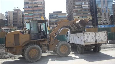 التحفظ على سيارة تلقي مواد الأسمنت في الطريق العام بحي العجوزة | صور