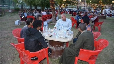 محافظ الوادي الجديد يشارك عمال النظافة والخدمات المعاونة الإفطار الرمضاني