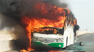  لحظة اشتعال أتوبيس رحلات بطريق أسيوط البحر الأحمر |فيديو 