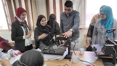 سعفان يتابع تدريب 115 على مهنتي التفصيل والطباعة بسوهاج