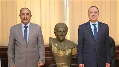 الشريف يكرم سكرتير عام محافظة الإسكندرية السابق