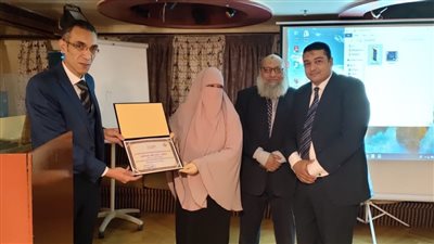 وكيل صحة سوهاج يكرم احد ابطال الجيش الأبيض لبلوغها سن المعاش