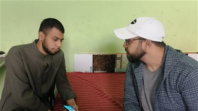 قصة شاب كفيف تحدى إعاقته فأبصر بالإرادة واحترف برامج الكمبيوتر| فيديو 