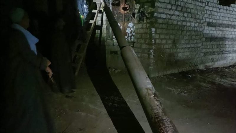 سقوط عمود إنارة على
