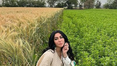 ميرهان حسين تستمتع بالطبيعة وسط الحقول