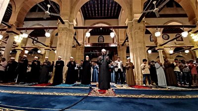 المصلون بالجامع الأزهر يتضرعون بالدعاء للأقصى والمرابطين في وجه الاحتلال 