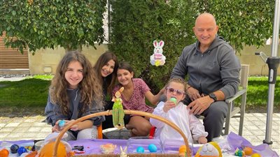 نانسي عجرم برفقة زوجها وبناتها في أحدث ظهور