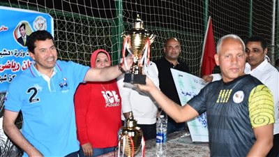 وزير الرياضة يشهد ختام الدورة الرمضانية بالواحات البحرية ويكرم مركز شباب منديشة 