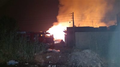 مصدر: الرياح ساعدت النيران في التهام محتويات مخزن بالقرب من فيلا عادل إمام
