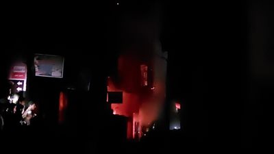 السيطرة على حريق في منزل ومخزن سلع غذائية بمنزل جنوب الأقصر | صور