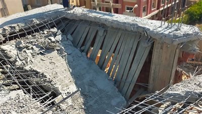 إزالة هنجر مقام بالمخالفة وسقف في عزبة الخلايفة بالوراق