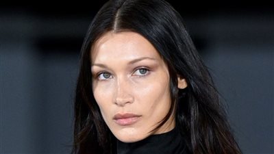 بيلا حديد تنشر صورة لاسمها أمام المسجد الأقصى