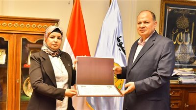 محافظ أسيوط يكرم 