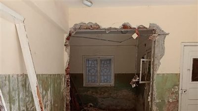 إزالة مخالفة بتحويل شقة سكنية إلى نشاط تجاري بمركز أبوقرقاص بالمنيا