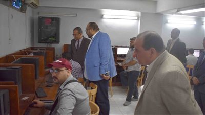 رئيسا جامعة سوهاج ومياه الشرب يتفقدان اختبارات الحاسب الألى للمتقدمين لوظيفة محصل 