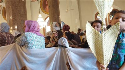 أطفال قنا يحتفلون بأشكال الزعف في الكنائس|صور 