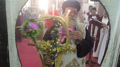 أسقف دشنا يصلي القداس الالهي بكنيسة الانبا شنودة رئيس المتوحدين بالعزب المصري|صور