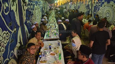 كل الجنسيات على مائدة واحدة.. أستاذ بجامعة الأزهر ينظم حفل إفطار للطلاب والخريجين | فيديو وصور