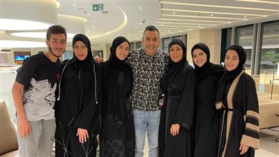 عصام الحضري يؤدي مناسك العمرة رفقة أسرته